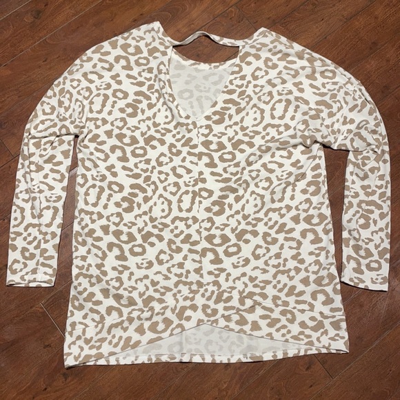 BRAND NEW Leopard Print Keyhole Back Long Sleeve - Picture 5 of 7